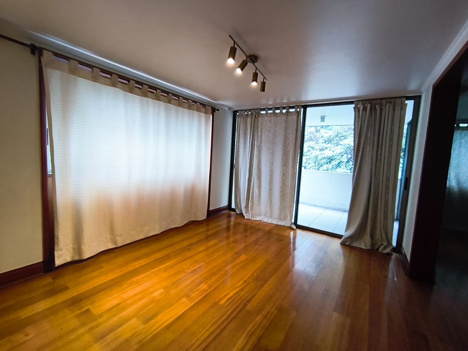 Departamento de 3 dormitorios y 148 m² en arriendo, Barrio El Golf