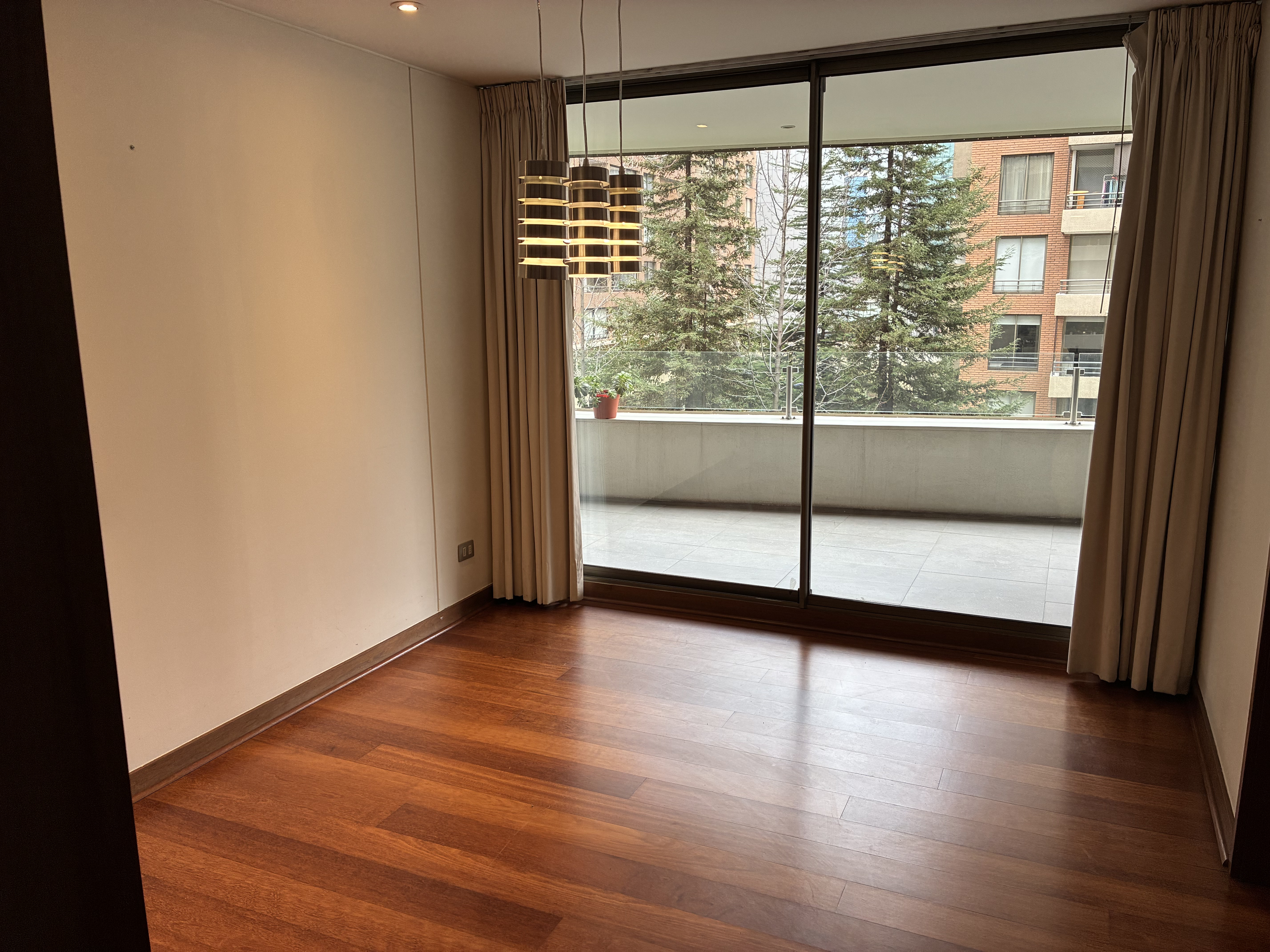 Departamento de 4 dormitorios y 140 m² en arriendo, Barrio El Golf