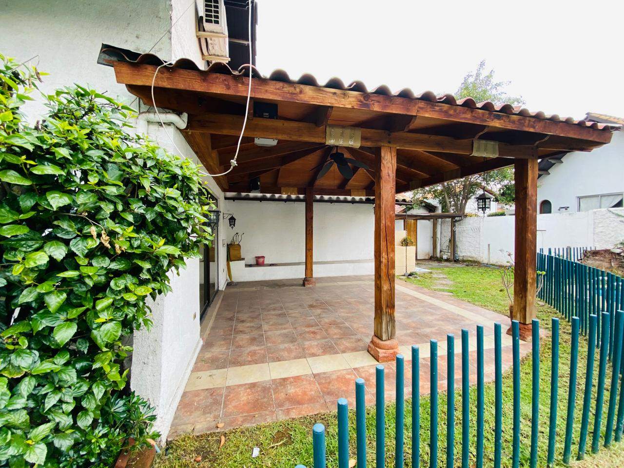 Casa de 8 dormitorios y 285 m² en arriendo, Carlos Ossandón